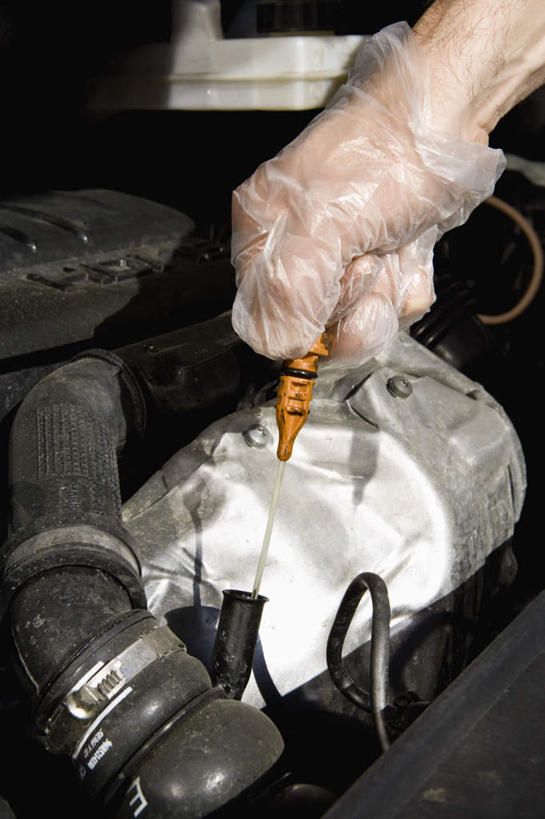 西方人,一个人,站,竖图,室外,白天,正面,汽车,欧洲,欧洲人,仅一个男性,仅一个人,阴影,光线,影子,维护,维修,修护,车,仅一个年轻男性,阳光,手套,交通工具,轿车,站着,引擎盖,男人,男性,年轻男性,白种人,站立,半身,彩图