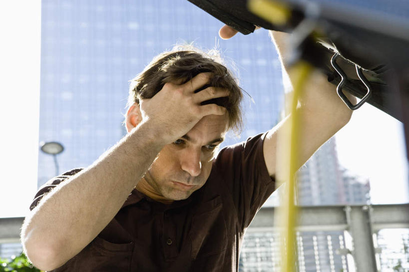 西方人,一个人,站,摸,横图,室外,白天,正面,办公楼,树林,植物,写字楼,汽车,欧洲,欧洲人,仅一个男性,仅一个人,抚摸,阴影,服装,光线,影子,云,云朵,云彩,休闲装,车,树,树木,仅一个年轻男性,衣服,蓝色,绿色,白云,蓝天,天空,阳光,自然,交通工具,轿车,天,站着,休闲,休闲服,商务楼,服饰,生长,成长,引擎盖,男人,男性,年轻男性,白种人,触摸,接触,站立,半身,彩图,大楼