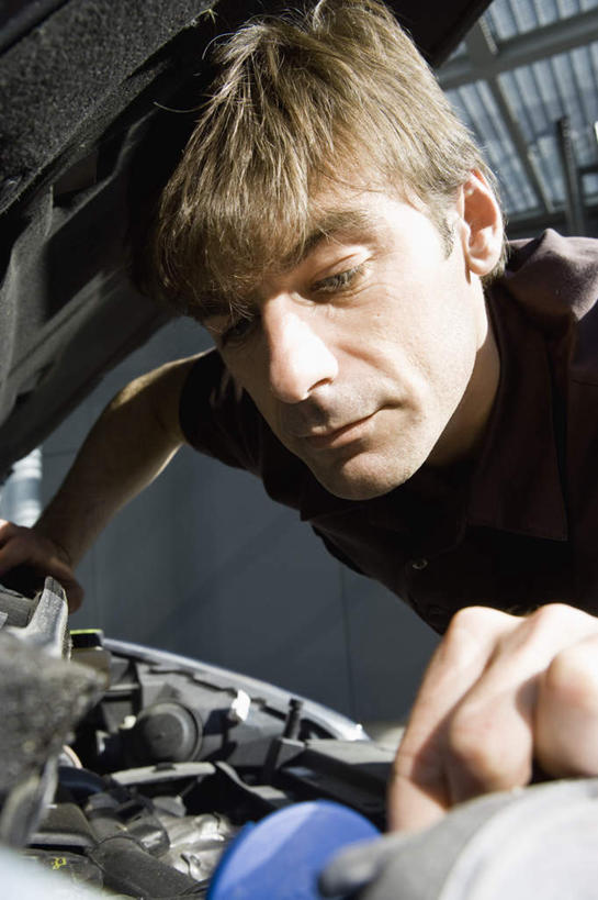 西方人,一个人,站,竖图,室外,白天,正面,汽车,欧洲,欧洲人,仅一个男性,仅一个人,阴影,服装,光线,影子,休闲装,维护,维修,修护,车,仅一个年轻男性,衣服,阳光,交通工具,轿车,站着,休闲,休闲服,服饰,引擎盖,男人,男性,年轻男性,白种人,站立,半身,彩图