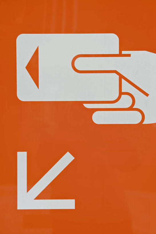 手,无人,竖图,室外,白天,正面,指示牌,标志,符号,图案,文字,方向,标识,箭头,手部,橙色,pos机,收银台,指向,收银,收银机,簇,彩图