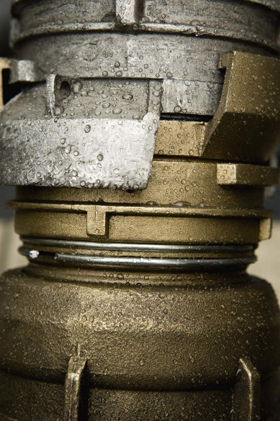 无人,竖图,室内,特写,白天,正面,静物,金属,管道,工业,能源,油罐车,彩图