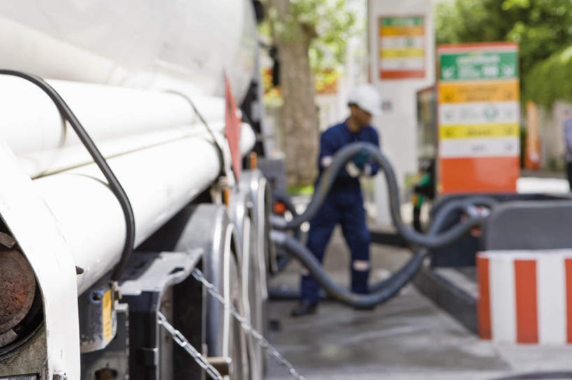 西方人,一个人,站,横图,室外,白天,正面,工作服,制服,汽车,欧洲,欧洲人,仅一个男性,仅一个人,管道,车,仅一个年轻男性,交通工具,加油,站着,加油站,油罐车,工作制服,男人,男性,年轻男性,白种人,站立,半身,彩图,工作套服