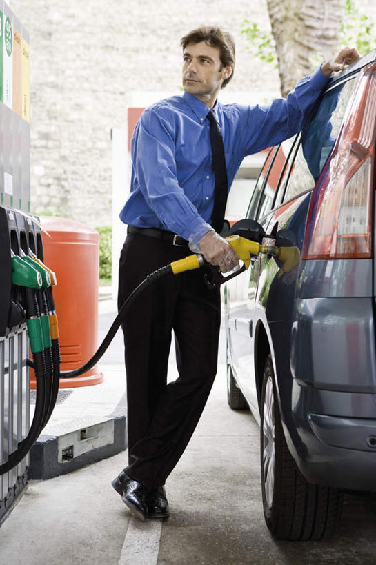 西方人,一个人,商务人士,商务男性,站,竖图,室外,白天,正面,衬衫,欧洲,欧洲人,仅一个男性,仅一个人,套装,朦胧,模糊,拿,拿着,仅一个年轻男性,手套,加油,站着,加油站,能源,商务装,汽油,工薪阶层,加油枪,计量加油枪,输油枪,油枪,男人,男性,年轻男性,白种人,白领,上班族,站立,彩图,全身,衬衣