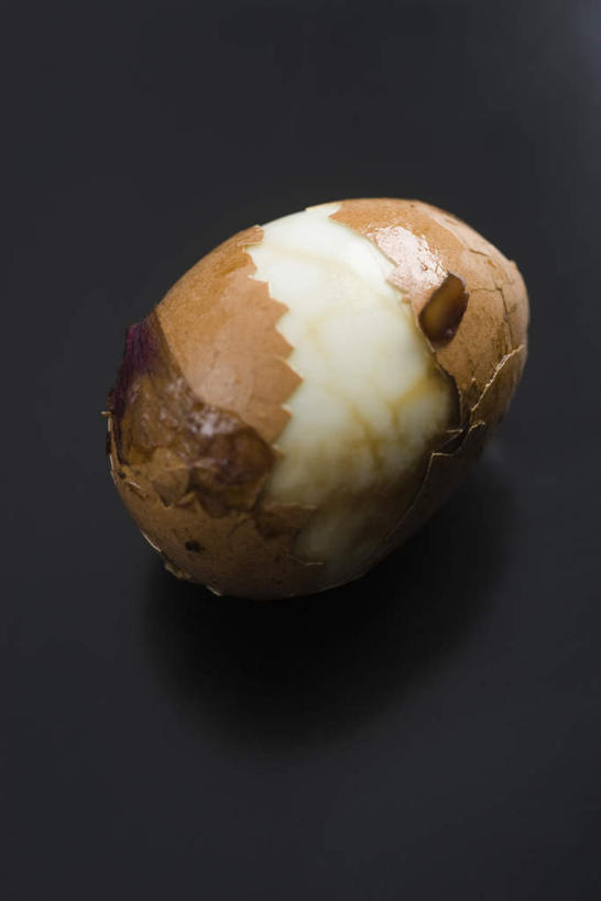 无人,竖图,俯视,室内,特写,白天,烹饪,中餐,桌面,桌子,黑色背景,蛋,鸡蛋,料理,食品,菜肴,美食,茶叶蛋,食物,一个,中式,摄影,佳肴,影棚,单个,草鸡蛋,彩图,高角度拍摄,影棚拍摄,拍摄