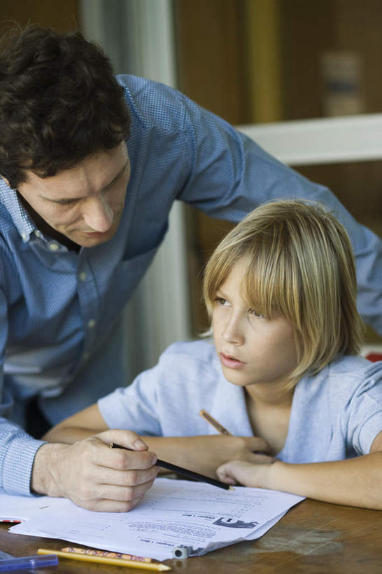 西方人,两个人,学生,教师,学校,站,坐,竖图,室内,白天,侧面,窗户,落地窗,桌子,欧洲,欧洲人,弯腰,握,服装,笔,拿,拿着,注视,休闲装,书桌,校园,玻璃窗,衣服,课桌,观察,教,看,站着,休闲,教室,休闲服,讲解,握着,服饰,观看,两支,察看,关注,男孩,男人,男性,年轻男性,白种人,年轻人,讲师,教授,老师,站立,坐着,半身,彩图,男生