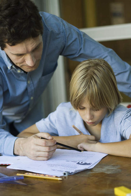 西方人,两个人,学生,教师,学校,站,坐,竖图,室内,白天,正面,窗户,落地窗,桌子,欧洲,欧洲人,弯腰,握,服装,笔,拿,拿着,注视,休闲装,书桌,校园,玻璃窗,衣服,课桌,观察,教,看,站着,休闲,教室,休闲服,讲解,握着,四支,服饰,观看,察看,关注,男孩,男人,男性,年轻男性,白种人,年轻人,讲师,教授,老师,站立,坐着,半身,彩图,男生