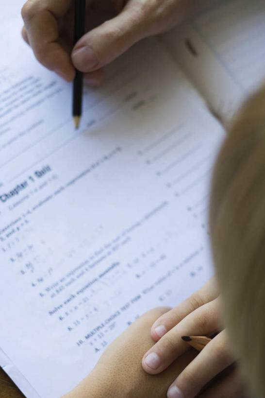 西方人,两个人,学生,教师,学校,站,坐,竖图,俯视,室内,白天,桌子,欧洲,欧洲人,撑,握,笔,拿,拿着,注视,书桌,校园,课桌,观察,教,看,站着,教室,讲解,握着,观看,两支,察看,撑着,关注,男孩,男人,男性,年轻男性,白种人,年轻人,讲师,教授,老师,站立,坐着,半身,彩图,高角度拍摄,男生