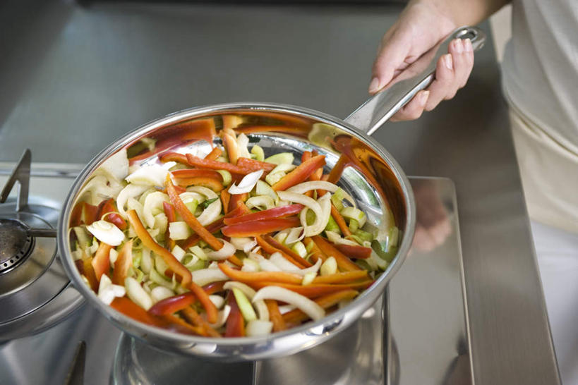 西方人,一个人,站,横图,俯视,室内,白天,厨房,蔬菜,欧洲,欧洲人,仅一个女性,仅一个人,握,阴影,不锈钢制,新鲜,光线,炒锅,瓷砖,地砖,平底锅,影子,灶台,食品,地面,拿,拿着,锅,食物,一个,阳光,站着,仅一个中年女性,握着,有机食品,绿色食品,单个,女人,女性,中年女性,白种人,站立,半身,彩图,高角度拍摄,灶间