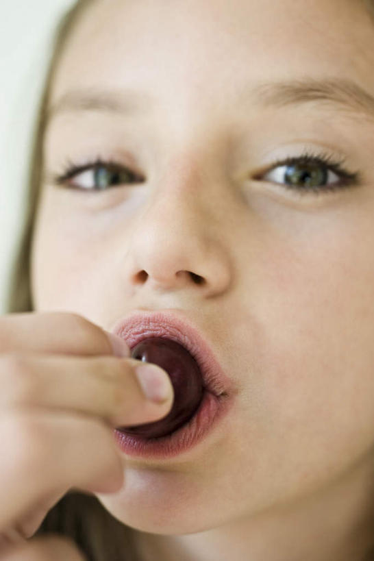 西方人,儿童,脸,头,脸颊,一个人,客厅,站,竖图,室内,特写,白天,正面,纯洁,樱桃,水果,欧洲,欧洲人,仅一个女性,仅一个人,握,新鲜,生食,食品,果实,拿,拿着,食物,一个,小孩,站着,仅一个小孩,可爱,童年,童趣,握着,有机食品,绿色食品,单个,含着,起居室,童真,烂漫,无邪,天真,女孩,女人,女性,白种人,孩子,头部,脸部,脸蛋,面部,樱珠,莺桃,英桃,楔桃,牛桃,荆桃,站立,半身,彩图,女生