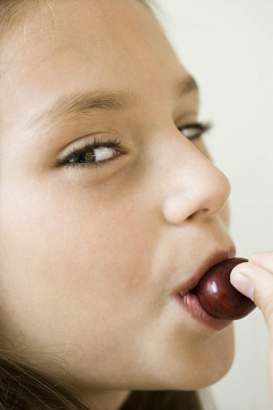 西方人,儿童,脸,头,脸颊,一个人,客厅,站,竖图,室内,特写,白天,侧面,纯洁,樱桃,水果,欧洲,欧洲人,仅一个女性,仅一个人,握,新鲜,生食,食品,果实,拿,拿着,注视,食物,一个,小孩,观察,看,站着,仅一个小孩,可爱,童年,童趣,握着,有机食品,绿色食品,单个,观看,含着,察看,起居室,关注,童真,烂漫,无邪,天真,女孩,女人,女性,白种人,孩子,头部,脸部,脸蛋,面部,樱珠,莺桃,英桃,楔桃,牛桃,荆桃,站立,半身,彩图,女生