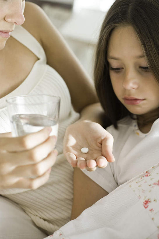 西方人,儿童,两个人,家庭,母亲,女儿,病人,躺,竖图,室内,白天,正面,纯洁,床,卧室,杯子,欧洲,欧洲人,一片,握,服装,床单,拿,拿着,注视,休闲装,被子,药片,玻璃制品,一个,小孩,衣服,水杯,观察,看,休闲,温暖,温馨,母女,一家人,休闲服,可爱,母爱,童年,童趣,握着,服饰,单人床,单个,观看,照顾,和睦,察看,被单,关爱,关注,关心,照料,童真,烂漫,无邪,卧着,天真,年轻女性,女孩,女人,女性,白种人,孩子,年轻人,患者,就医者,玻璃杯,躺着,卧,半身,彩图,睡房,卧房,融洽,女生