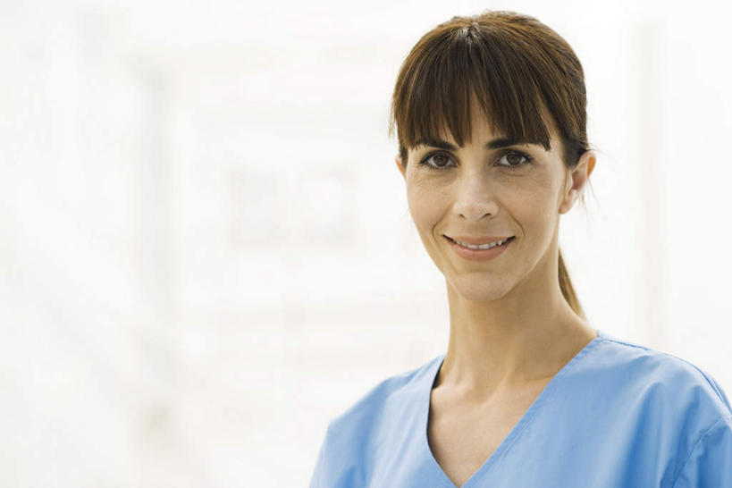 西方人,一个人,医生,站,笑,微笑,横图,室内,白天,正面,欧洲,欧洲人,仅一个年轻女性,仅一个女性,仅一个人,站着,医护人员,医疗人员,年轻女性,女人,女性,白种人,大夫,站立,半身,彩图