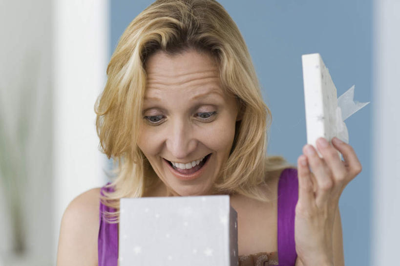 西方人,一个人,站,横图,室内,白天,正面,裙子,礼盒,礼物,欧洲,欧洲人,仅一个女性,仅一个人,连衣裙,惊讶,纸盒,拿,拿着,盒子,包装盒,礼品盒,站着,张嘴,仅一个中年女性,礼品,吊带裙,惊奇,张大嘴巴,女人,女性,中年女性,白种人,张开嘴,站立,半身,彩图