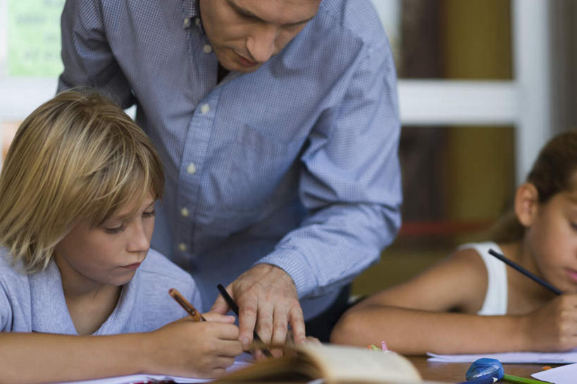 西方人,儿童,三个人,教师,站,坐,说,横图,室内,白天,正面,讨论,纯洁,桌子,欧洲,欧洲人,弯腰,握,笔,书桌,小孩,课桌,站着,教室,可爱,童年,童趣,握着,指导,童真,烂漫,无邪,辅导,交流,天真,男孩,男人,男性,年轻男性,女孩,女人,女性,白种人,孩子,讲师,教授,老师,沟通,讲话,交谈,商讨,说话,谈话,站立,坐着,半身,彩图,男生,女生