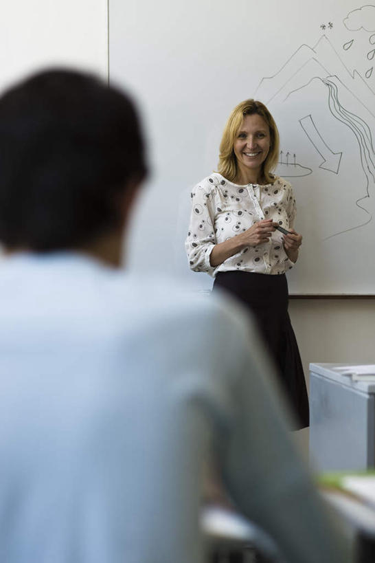 西方人,两个人,教师,站,坐,竖图,室内,白天,正面,桌子,欧洲,欧洲人,服装,朦胧,模糊,休闲装,书桌,衣服,课桌,黑板,站着,休闲,教室,休闲服,服饰,男人,男性,年轻男性,女人,女性,中年女性,白种人,讲师,教授,老师,站立,坐着,半身,彩图