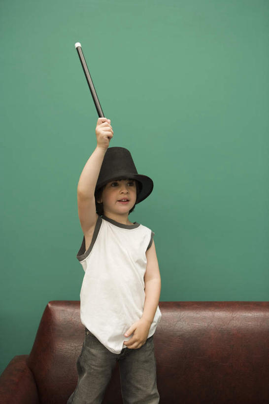 西方人,儿童,一个人,站,竖图,室内,白天,正面,纯洁,沙发,帽子,欧洲,欧洲人,仅一个男性,仅一个人,绿色背景,服装,拿,拿着,休闲装,礼帽,小孩,衣服,站着,仅一个小孩,休闲,休闲服,可爱,童年,童趣,模仿,摄影,服饰,影棚,正义,超人,魔法棒,童真,烂漫,无邪,超级英雄,英雄,超能力,公理,天真,男孩,男人,男性,白种人,孩子,站立,半身,彩图,影棚拍摄,拍摄,男生,皮沙发