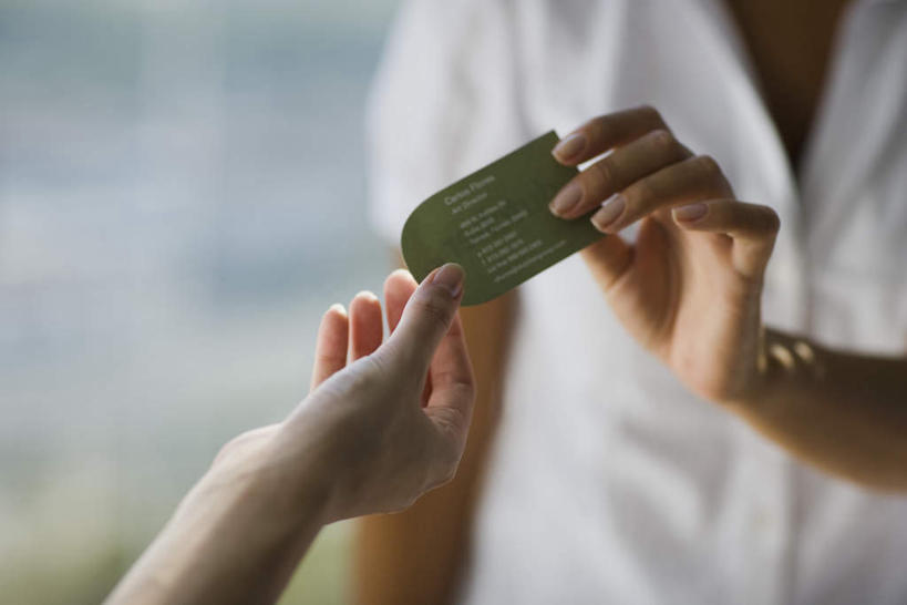 西方人,手,两个人,同事,商务人士,商务女性,办公室,站,横图,室内,特写,白天,正面,衬衫,成功,合作,团队,集体,信心,名片,欧洲,欧洲人,阴影,套装,朦胧,模糊,光线,影子,领带,纸张,拿,拿着,队伍,阳光,交换,站着,手部,领导,成就,商务装,合伙,领袖,工薪阶层,年轻女性,女人,女性,白种人,年轻人,白领,上班族,站立,半身,彩图,衬衣