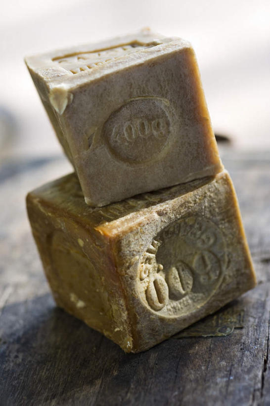 无人,竖图,俯视,室内,特写,白天,化妆,美容,桌面,桌子,静物,护肤,阴影,光线,方形,影子,两个,绿色,阳光,化妆品,肥皂,香皂,日用品,洗浴用品,清洁,保养,享受,休闲,放松,保健,护肤品,舒缓,养颜,去污,紧肤,嫩肤,洗涤,彩图,高角度拍摄