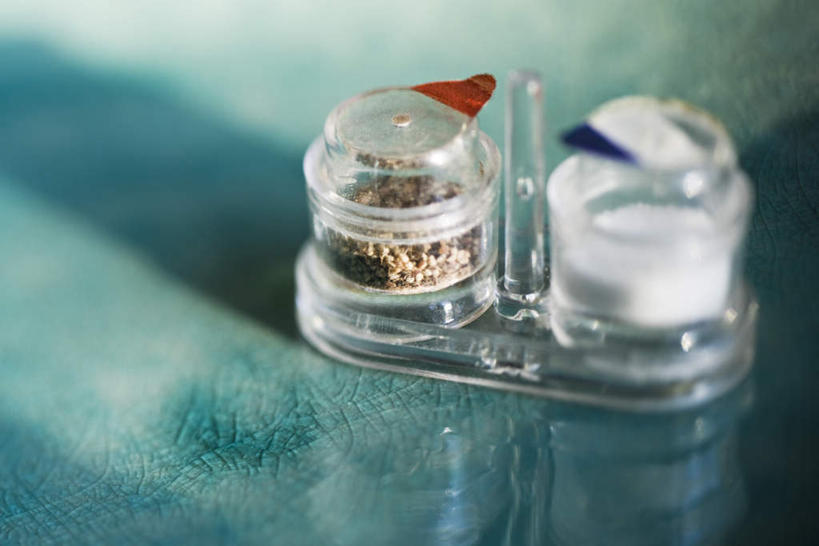 无人,横图,俯视,室内,特写,白天,桌面,桌子,静物,阴影,透明,光线,影子,调料,盐,调味品,调味料,玻璃制品,两个,阳光,玻璃瓶,瓶子,胡椒,彩图,高角度拍摄