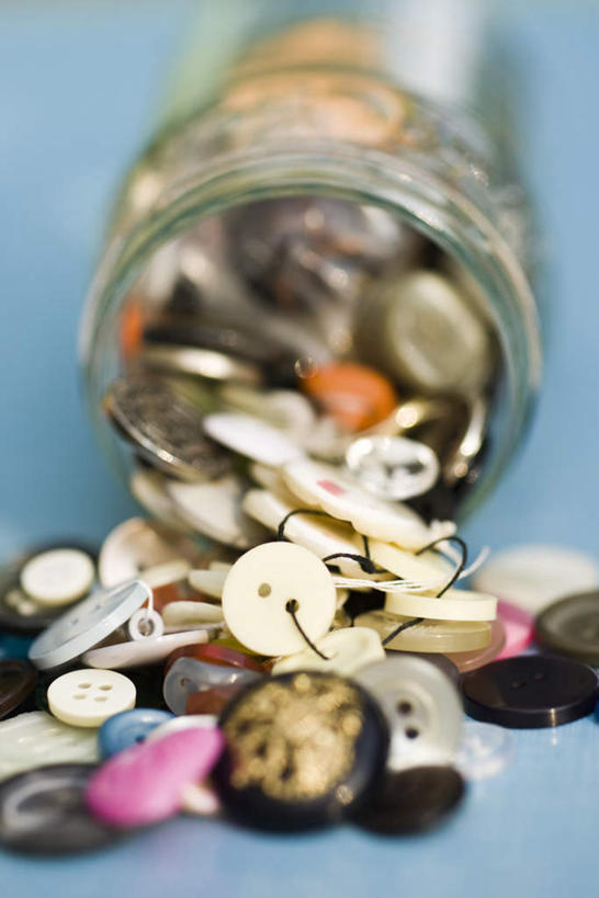 无人,竖图,俯视,室内,特写,白天,桌面,桌子,静物,一堆,许多,堆叠,堆积,纽扣,玻璃制品,白色,黑色,玻璃瓶,瓶子,堆,彩图,高角度拍摄