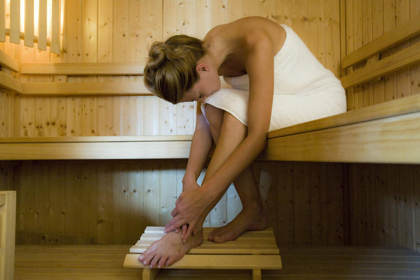 西方人,腿部,脚,脚趾,脚趾甲,腿,一个人,坐,摸,横图,室内,白天,正面,浴袍,地板,欧洲,欧洲人,仅一个年轻女性,仅一个女性,仅一个人,抚摸,弯腰,地面,木地板,弯身,年轻女性,女人,女性,白种人,脚指甲,触摸,接触,坐着,半身,彩图,汤帷子,浴衣