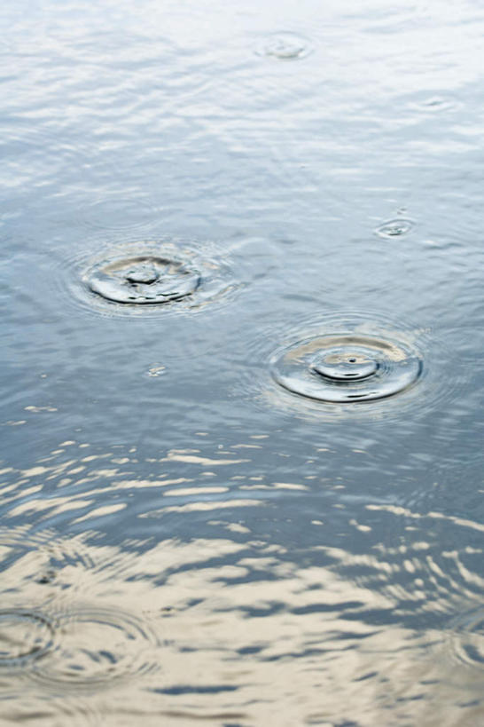 无人,竖图,俯视,室外,特写,白天,美景,雨,暴雨,大雨,法国,欧洲,波纹,景观,水纹,自然,波浪,雨滴,景色,细雨,自然风光,法兰西共和国,水晕,法兰西第五共和国,小雨,彩图,高角度拍摄