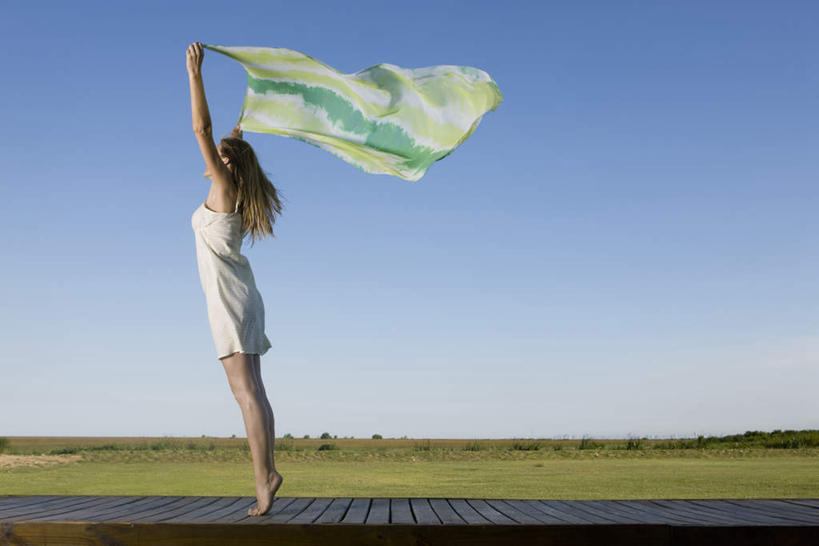 西方人,一个人,站,举,横图,室外,白天,侧面,草地,草坪,植物,欧洲,欧洲人,仅一个年轻女性,仅一个女性,仅一个人,丝巾,草,蓝色,绿色,蓝天,天空,围巾,天,托,站着,年轻女性,女人,女性,白种人,举起,举手,举着,向上举,向上伸,向上托,站立,彩图,全身