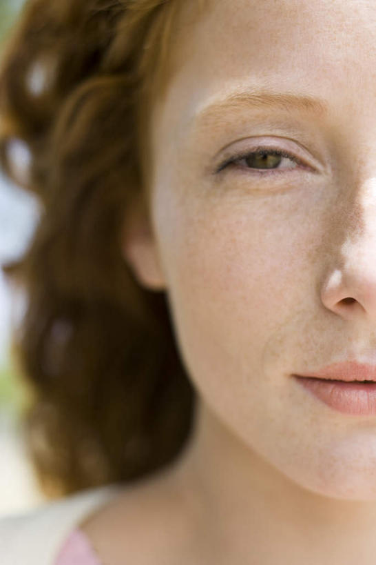 西方人,脸,头,脸颊,一个人,站,竖图,室内,特写,白天,正面,欧洲,欧洲人,仅一个年轻女性,仅一个女性,仅一个人,站着,年轻女性,女人,女性,白种人,头部,脸部,脸蛋,面部,站立,半身,彩图