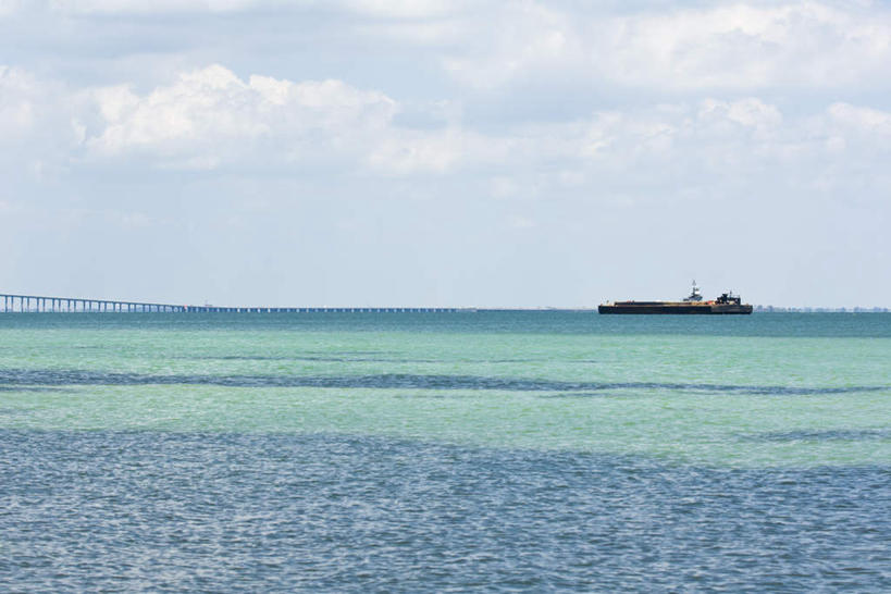 无人,横图,室外,白天,正面,旅游,度假,海浪,海洋,美景,船,一艘,阴影,光线,影子,景观,浪花,水平线,云,云朵,辽阔,海平线,云彩,娱乐,游轮,游船,蓝色,白云,蓝天,天空,阳光,自然,海水,交通工具,天,行驶,享受,休闲,广阔,景色,放松,晴朗,一望无际,自然风光,载具,海景,旅游船,无边无际,一马平川,大海,风浪,海,海水的波动,近岸浪,涌浪,晴空,彩图,水天相接,水天一线
