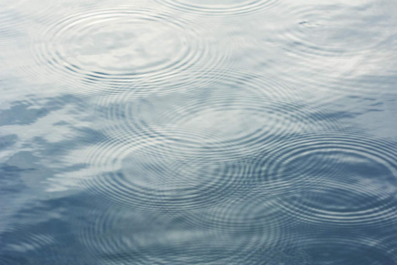 无人,横图,俯视,室外,白天,旅游,度假,湖,湖泊,美景,水,阴影,波纹,光线,螺旋,影子,湖面,景观,水流,水面,涟漪,娱乐,水纹,阳光,自然,波浪,湖水,享受,休闲,景色,放松,宁静,波光粼粼,安宁,自然风光,螺纹,水晕,彩图,高角度拍摄