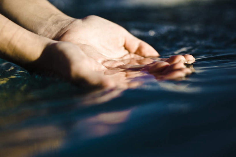 西方人,手,一个人,捧,横图,室外,特写,白天,正面,河流,水,欧洲,欧洲人,双手,仅一个男性,仅一个人,阴影,波纹,朦胧,模糊,光线,影子,河水,水流,涟漪,仅一个年轻男性,水纹,阳光,波浪,双手摊开,手部,流动,水晕,男人,男性,年轻男性,白种人,捧着,手捧,半身,彩图