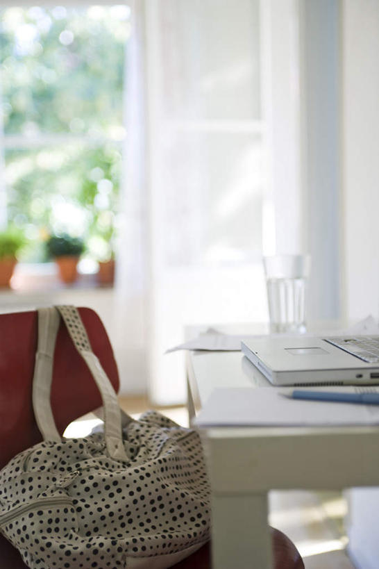 无人,竖图,室内,特写,白天,正面,电脑,笔记本电脑,植物,窗户,桌子,静物,杯子,网络,包,皮包,斑点,通讯设备,书桌,玻璃窗,玻璃制品,树,树木,绿色,黑色,自然,课桌,水杯,生长,成长,单肩包,无线,通信设备,无线网络,无线上网,便携式电脑,手提电脑,玻璃杯,彩图