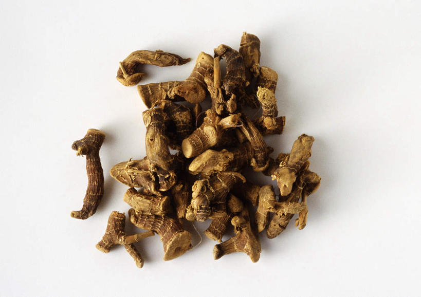 无人,横图,室内,特写,白天,白色背景,正面,植物,餐桌,桌子,人参,静物,一堆,许多,阴影,堆叠,堆积,反射,影子,草药,药草,中药,摄影,影棚,餐台,堆,药材,中草药,中药材,本草,参,彩图,影棚拍摄,拍摄