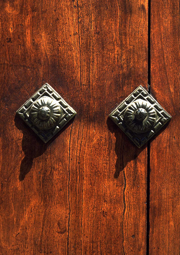 无人,竖图,室外,白天,正面,门,雕塑,阴影,艺术,装饰,光线,金属,雕刻,雕像,影子,石雕,阳光,工艺品,门框,纪念,美术,主题,陈列,功能,美学,彩图