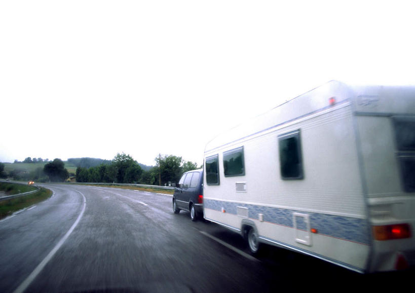 无人,横图,室外,白天,正面,草地,草坪,植物,道路,路,公路,汽车,两辆,朦胧,模糊,云,云朵,交通,云彩,车,草,树,树木,蓝色,绿色,白云,蓝天,天空,自然,交通工具,轿车,天,行驶,生长,成长,马路,彩图