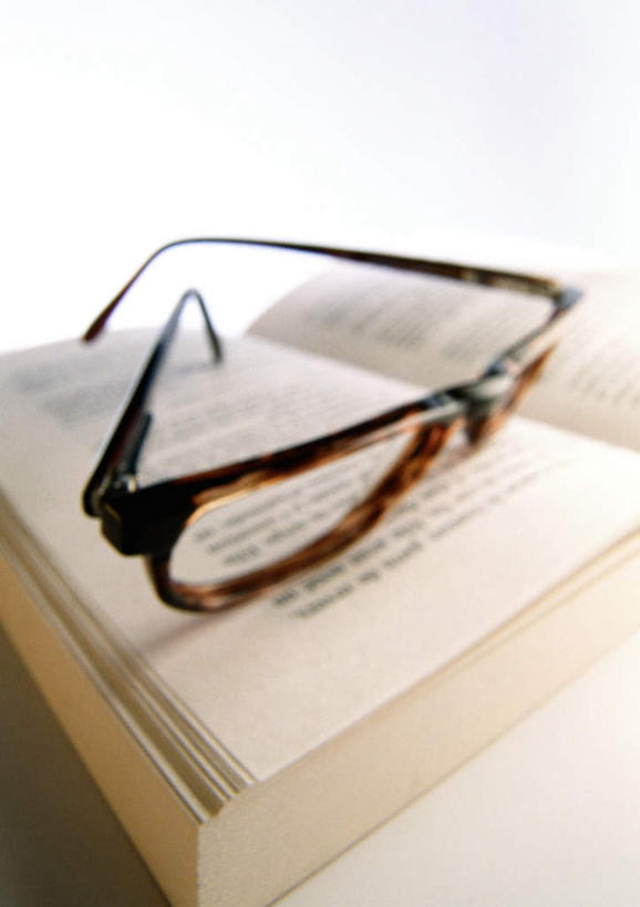 无人,竖图,室内,特写,白天,正面,看书,阅读,桌子,静物,书籍,一副,学习,眼镜,书桌,课桌,书本,打开,看,读书,浏览,开启,近视眼镜,书,图书,彩图
