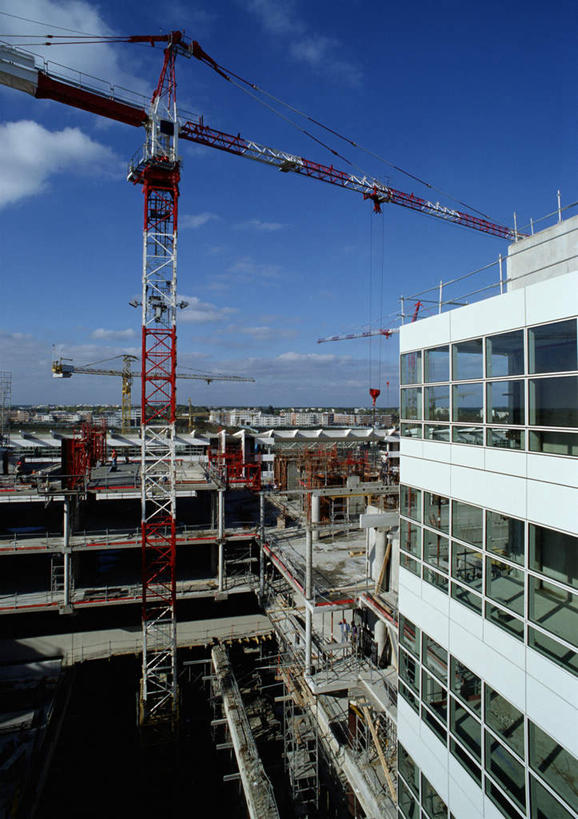 无人,家,工厂,竖图,室内,白天,正面,房屋,屋子,云,云朵,公寓,云彩,洋房,楼房,住宅,蓝色,白云,蓝天,天空,天,起重机,彩图,房子,工地,制造厂