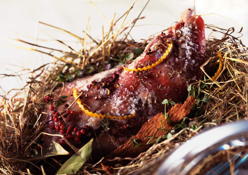 无人,横图,俯视,室内,特写,白天,烹饪,西餐,餐桌,桌子,静物,餐具,碟子,盘,肉,料理,食品,干草,羊肉,菜肴,美食,肉类,食物,盘子,碟,西式,佳肴,餐台,肉食,羊腿,彩图,高角度拍摄