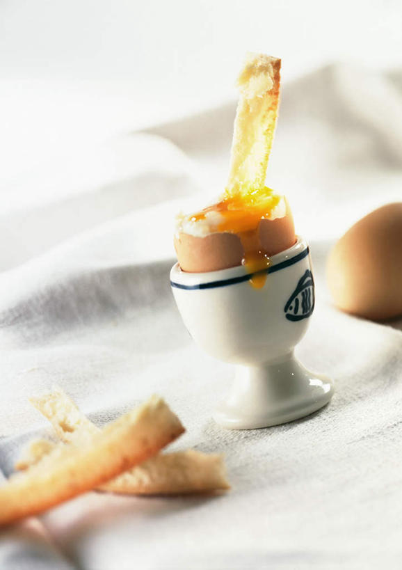 点心,面包,无人,餐厅,竖图,室内,特写,白天,正面,餐桌,桌子,静物,杯子,瓷器,蛋,鸡蛋,食品,面点,甜点,甜品,咖啡杯,陶瓷制品,食物,糕点,甜食,摄影,影棚,餐台,瓷杯,草鸡蛋,彩图,影棚拍摄,拍摄,餐馆,饭店,饭馆