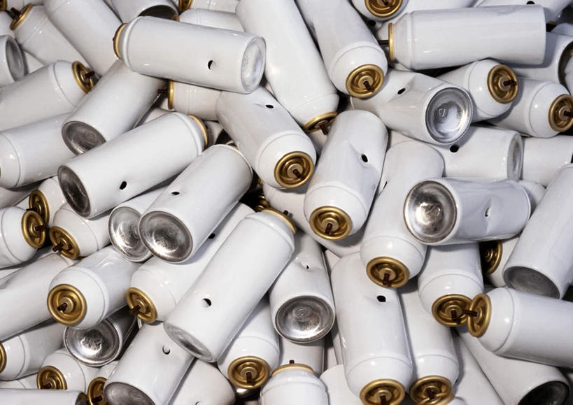 无人,横图,室内,特写,白天,正面,静物,一堆,许多,堆叠,堆积,金属,白色,堆,喷雾罐,彩图