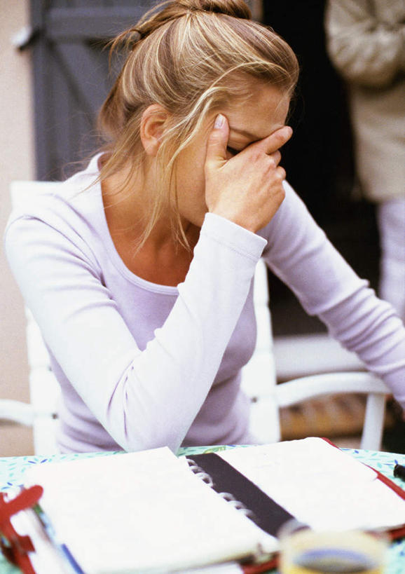 西方人,脸,头,脸颊,一个人,坐,竖图,室内,白天,正面,桌面,桌子,欧洲,欧洲人,仅一个年轻女性,仅一个女性,仅一个人,记事本,本子,笔记本,捂,年轻女性,女人,女性,白种人,头部,脸部,脸蛋,面部,坐着,半身,彩图,捂着