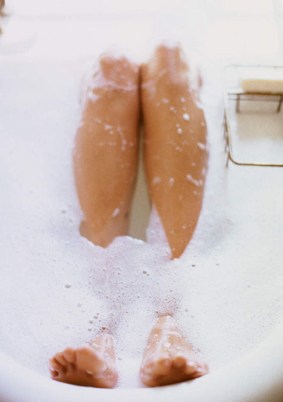 西方人,一个人,坐,竖图,室内,白天,正面,卫生间,浴室,欧洲,欧洲人,仅一个年轻女性,仅一个女性,仅一个人,泡沫,液体,浴缸,年轻女性,女人,女性,白种人,淋浴房,坐着,半身,彩图,冲凉房,沐浴间,沐浴室