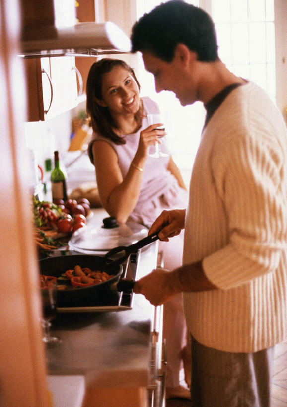 葡萄酒,西方人,两个人,站,坐,笑,微笑,露齿笑,竖图,室内,白天,侧面,爱情,杯子,厨具,欧洲,欧洲人,炒锅,高脚杯,食品,红酒杯,浪漫,拿,拿着,玻璃制品,食物,酒杯,站着,温暖,温馨,恩爱,恋人,和睦,男人,男性,年轻男性,年轻女性,女人,女性,白种人,情侣,玻璃杯,站立,坐着,半身,彩图,伴侣,融洽,调理用具