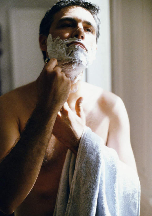 西方人,一个人,站,竖图,室内,白天,正面,欧洲,欧洲人,仅一个男性,仅一个人,泡沫,剃须刀,拿,拿着,仅一个年轻男性,毛巾,站着,男人,男性,年轻男性,白种人,站立,半身,彩图