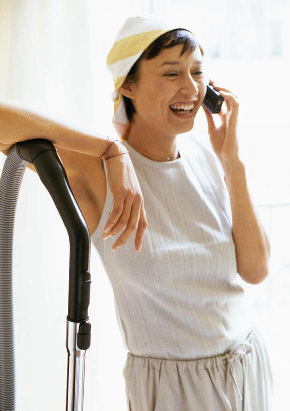 西方人,一个人,站,笑,打电话,微笑,露齿笑,竖图,室内,白天,正面,电话,手机,欧洲,欧洲人,仅一个年轻女性,仅一个女性,仅一个人,电器,头巾,拿,拿着,通讯设备,站着,吸尘器,家电,交流,年轻女性,女人,女性,白种人,沟通,通话,站立,半身,彩图