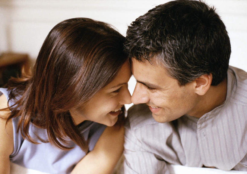 西方人,两个人,坐,笑,微笑,露齿笑,横图,室内,白天,正面,爱情,欧洲,欧洲人,浪漫,相视,温暖,温馨,面对面,恩爱,恋人,对视,和睦,相对,相看,男人,男性,年轻男性,年轻女性,女人,女性,白种人,情侣,坐着,半身,彩图,伴侣,融洽