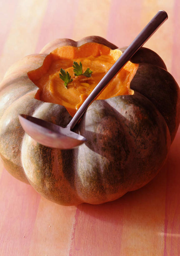 无人,竖图,俯视,室内,特写,白天,烹饪,西餐,餐桌,桌子,南瓜,勺子,金瓜,料理,食品,菜肴,美食,番瓜,食物,调羹,汤匙,西式,摄影,佳肴,影棚,长柄勺,餐台,麦瓜,倭瓜,彩图,高角度拍摄,影棚拍摄,拍摄