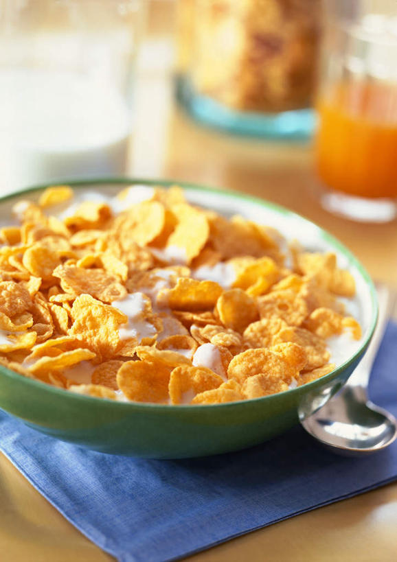 牛奶,无人,竖图,俯视,室内,特写,白天,烹饪,西餐,早餐,餐桌,桌子,朦胧,模糊,勺子,谷物,料理,食品,菜肴,美食,饮食,食物,调羹,汤匙,西式,保健,摄影,佳肴,影棚,餐台,麦片,彩图,高角度拍摄,影棚拍摄,拍摄