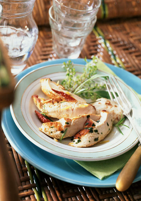 无人,竖图,俯视,室内,特写,白天,烹饪,西餐,餐具,叶子,碟子,盘,鸡肉,肉,料理,食品,绿叶,菜肴,美食,肉类,食物,盘子,碟,嫩叶,西式,摄影,佳肴,影棚,肉食,龙蒿,叶,叶片,彩图,高角度拍摄,影棚拍摄,拍摄