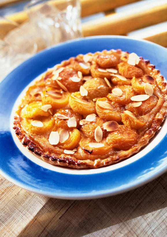 无人,竖图,俯视,室内,特写,白天,烹饪,西餐,杏仁,餐具,水果,碟子,盘,料理,食品,菜肴,美食,食物,盘子,碟,西式,摄影,佳肴,影棚,派,杏子,杏梅仁,杏核仁,木落子,苦杏仁,彩图,高角度拍摄,影棚拍摄,拍摄